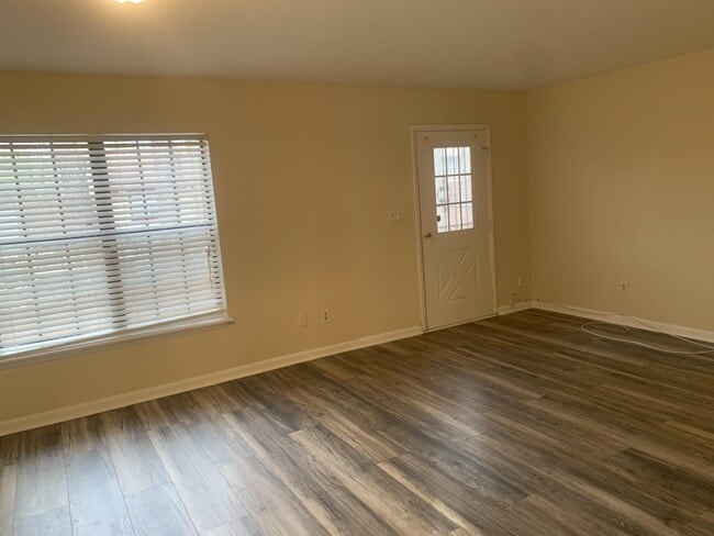 Building Photo - 2675 Picardy Cir S