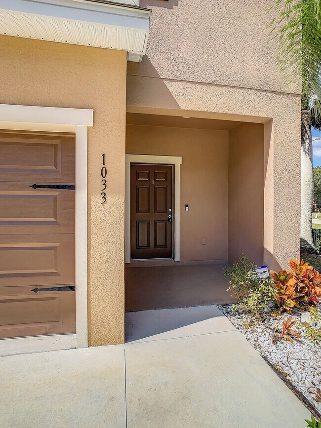 Building Photo - Beautiful 3/2.5 located in Bradford Manor ...