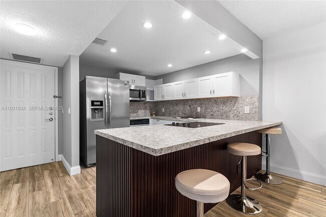 Building Photo - 400 Leslie Dr