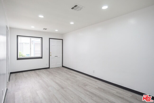 Building Photo - 1830 N Hollywood Way