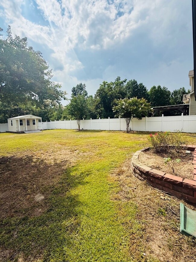 Building Photo - Hidden 4 bedroom, 2.5 bathroom Gem!