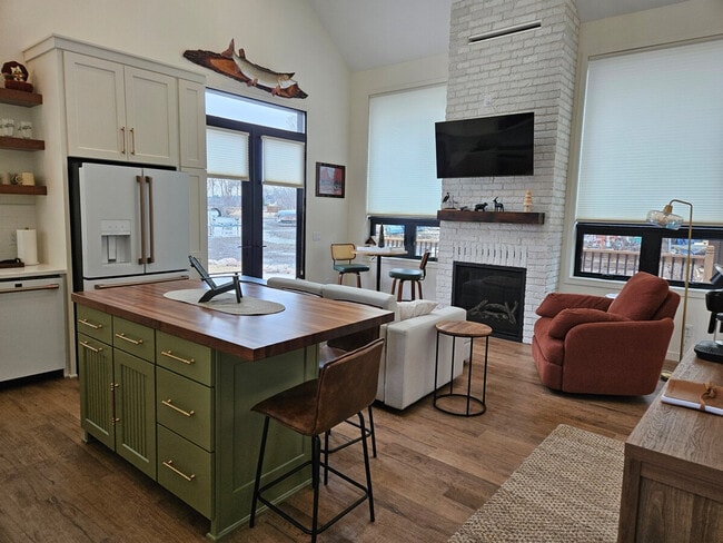 Foto del edificio - 5913 Lake Edge Rd