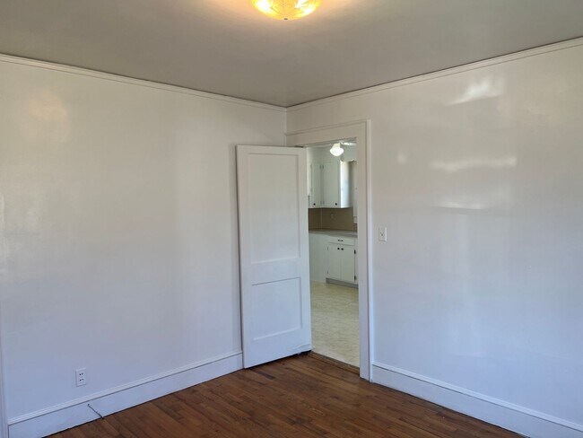 Building Photo - 3 bedroom 1 bath house available now