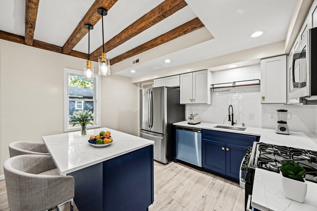 Building Photo - 20 School St