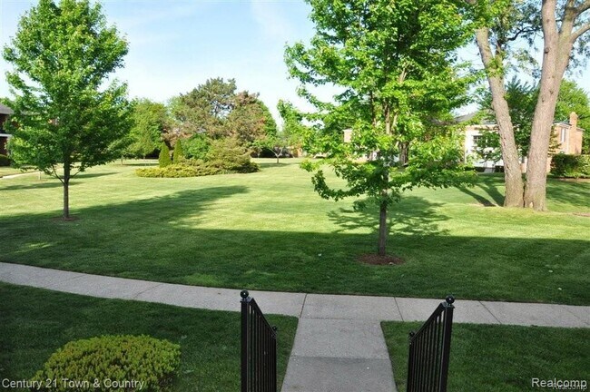 Building Photo - 741 E Fox Hills Dr