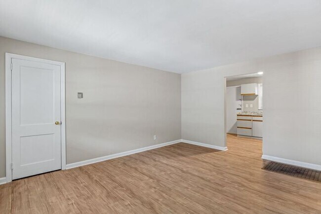 Foto del edificio - UNCG Area - Brick Duplex - Walk to Class!