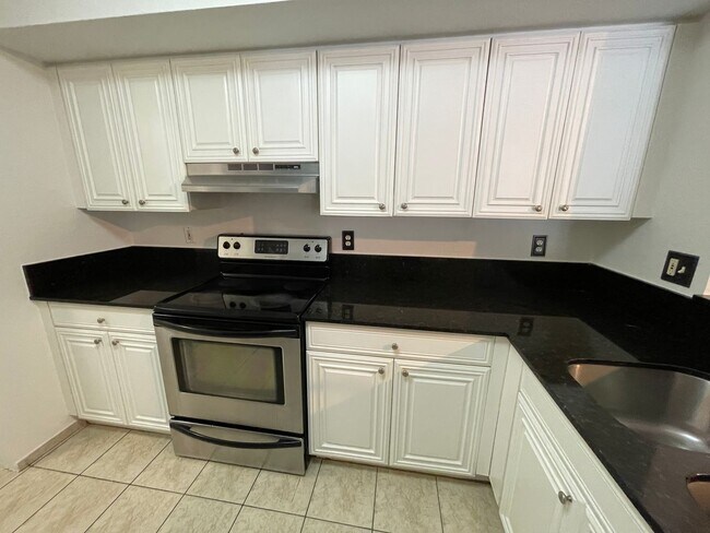 Building Photo - ANNUAL RENTAL 1 BED + DEN/1 BATH AT IBIS CLUB
