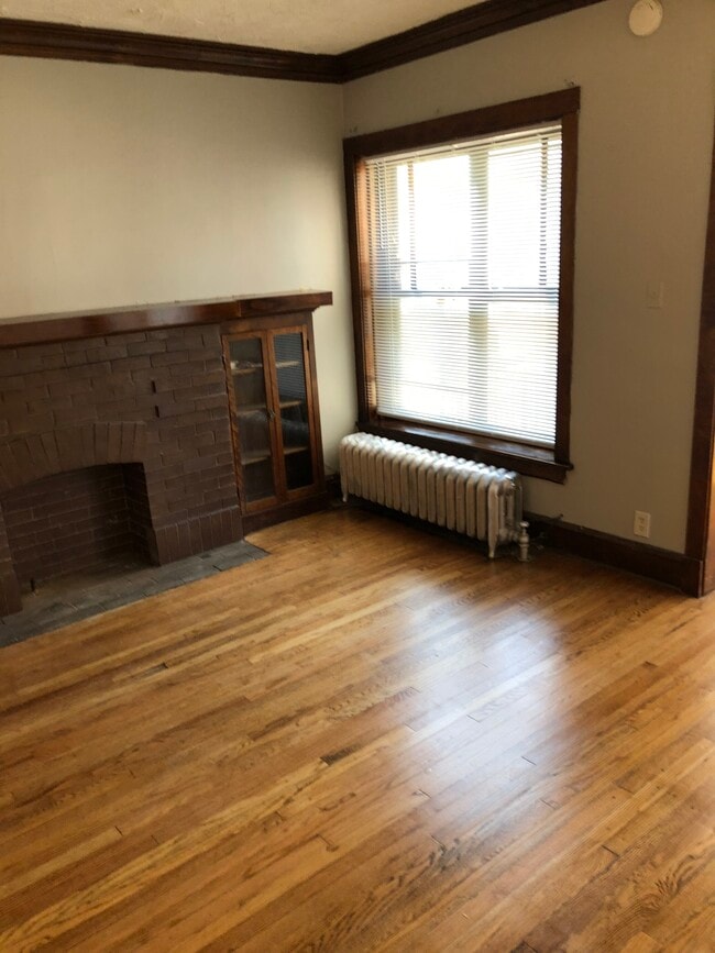 Building Photo - 6615 N Greenview Ave