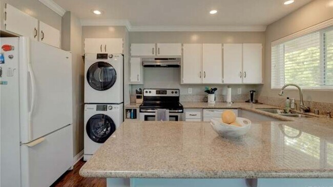 Foto del edificio - 3220 Merrill Dr