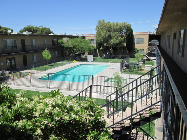 Court Yard - Ridgecrest Villa Apartments