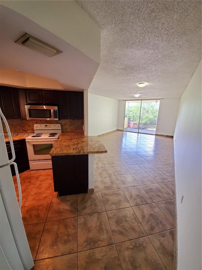 Foto del edificio - 8363 Lake Dr