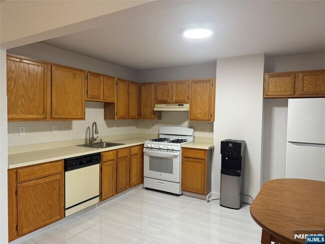 Foto del edificio - 7-13-13 Fair Lawn Ave