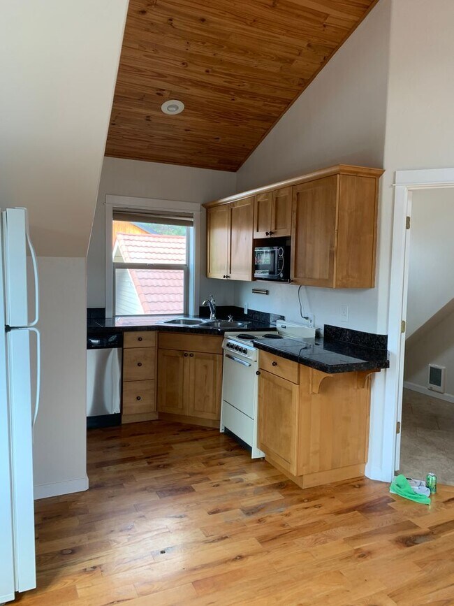 Building Photo - Studio in Downtown Bend with Garage