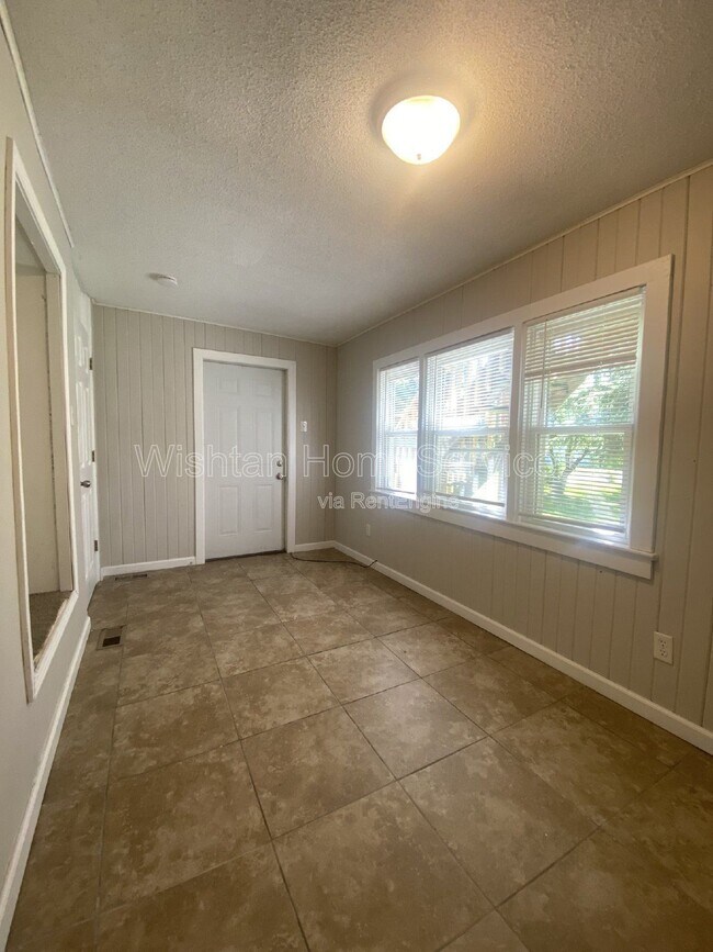 Foto del edificio - 617 W Calhoun St