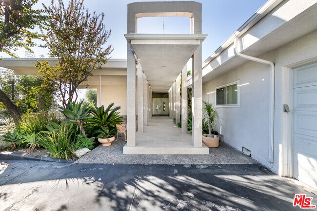 Building Photo - 8900 Alto Cedro Dr