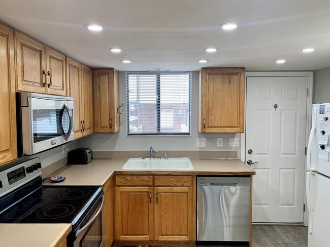 Building Photo - 1113 Country Hills Dr. #D1
