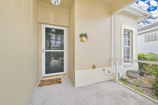 Foto del edificio - Annual Rental -3 bed/2.5 bath House in heart of Estero - 2 car garage - No Pets