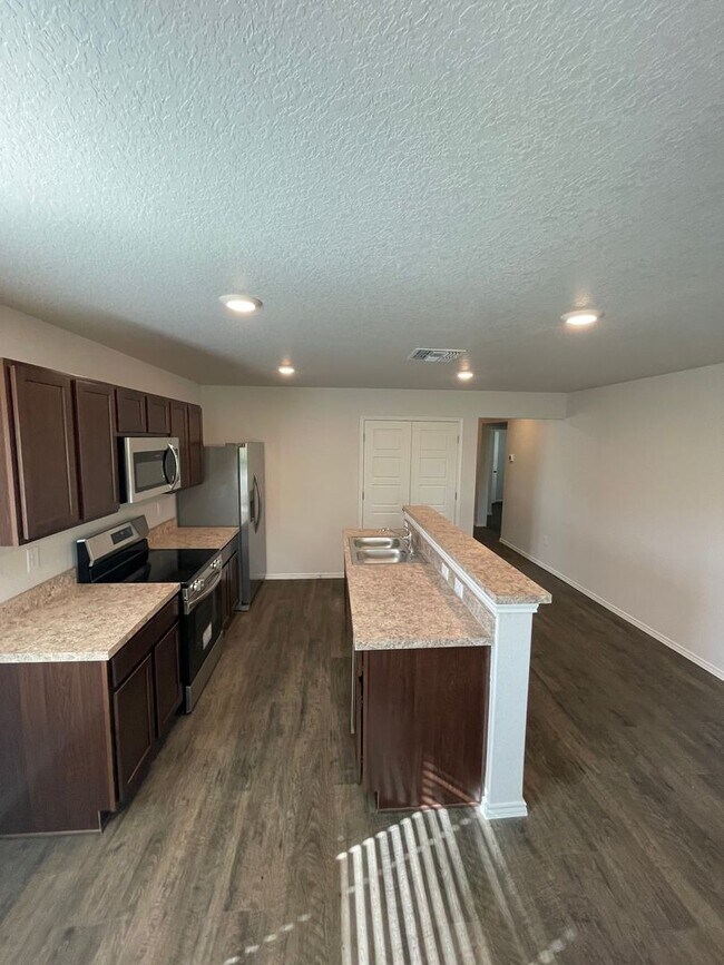 Foto del edificio - *March Madness Move-In Special* BRAND NEW ...