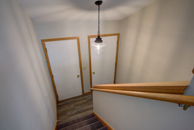 Building Photo - 105 W Parkview St