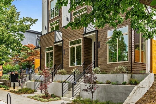 Building Photo - 5618B California Ave SW