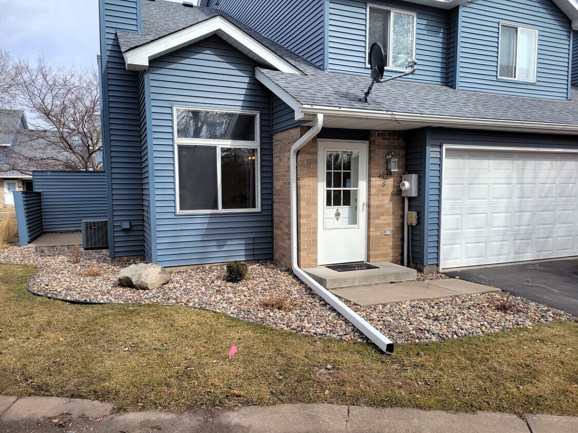 4822 Helena Ln N, Oakdale, MN 55128 Townhome Rentals in Oakdale MN