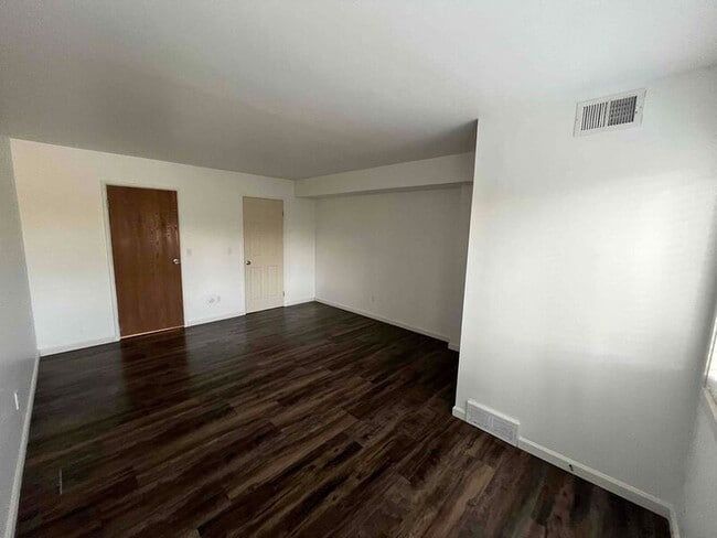 Building Photo - 2118 Pauline Blvd