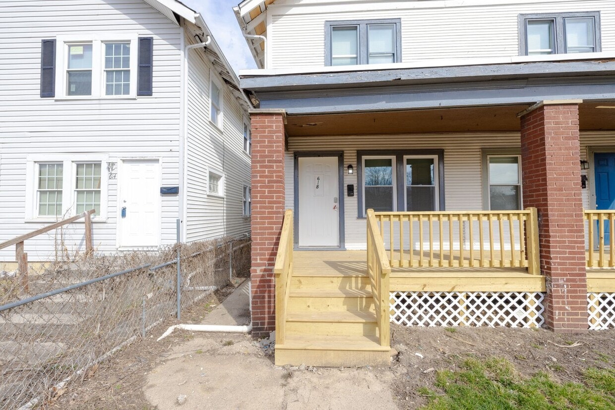 Primary Photo - 618-620 Racine Ave