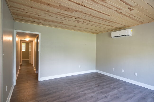 Living room/Hallway to bedrooms - 243 Ravenswood Dr