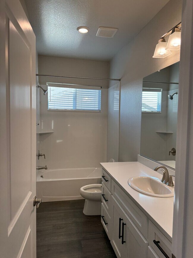 Foto del edificio - Recently Built Modern 4BD/2.5BA Single Family Home in Desirable Whitney Ranch Community!