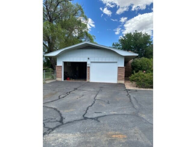 Building Photo - CUTE 3 BED, 2 BATH HOUSE Spacious inside a...