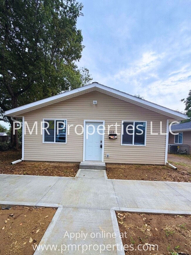 Building Photo - 909 S 15th St