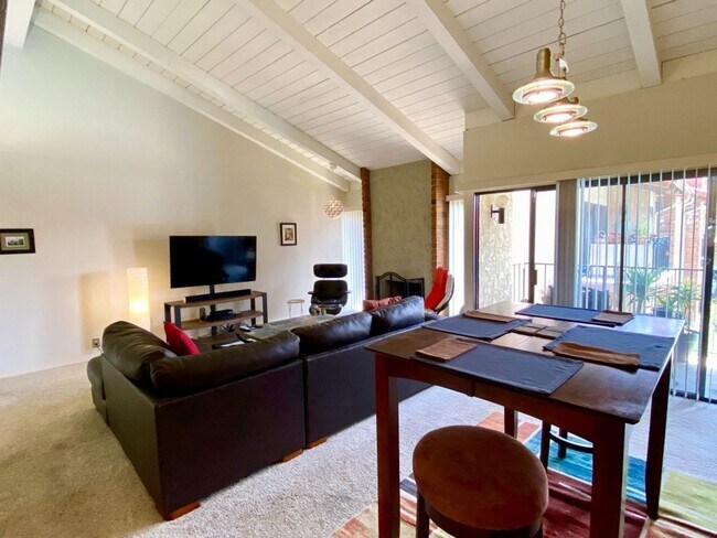 Foto del edificio - FOR RENT 1Br/1.5Ba 1,207SF Comfortable Two...