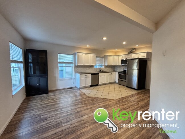 Building Photo - Modern 3-Bedroom, 2-Bath Downstairs Duplex...