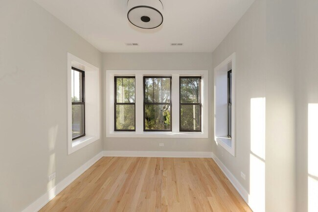 Foto del edificio - 2457 W Logan Blvd