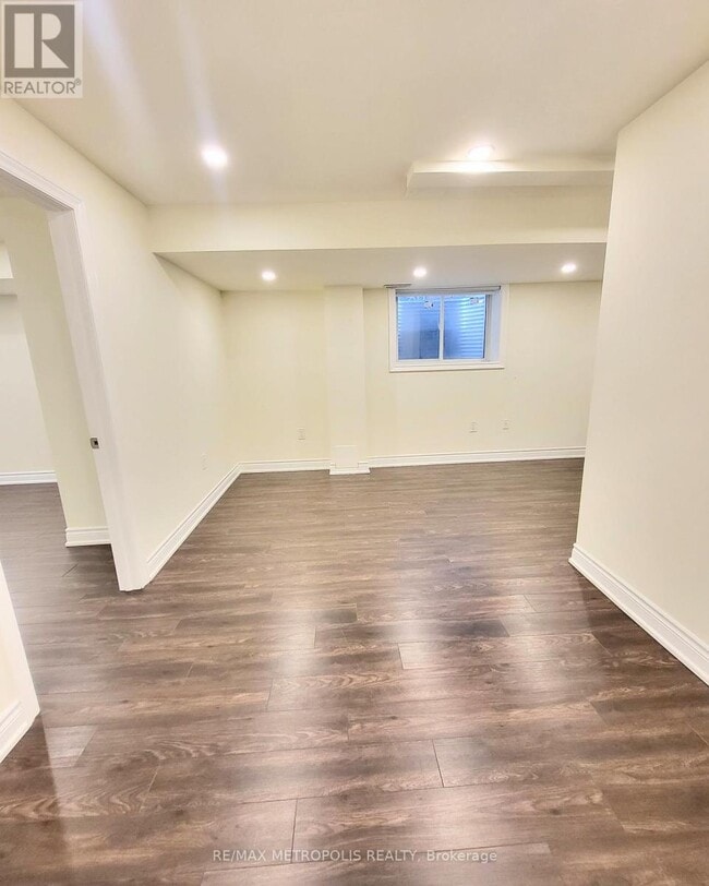 Building Photo - 923 Penson Cres