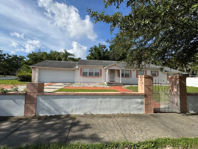 Building Photo - Enjoy the Best of Florida Living with a Pr...