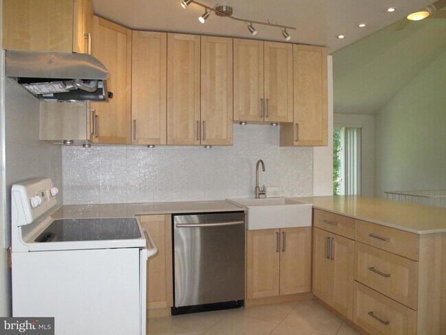Building Photo - 6904 Southridge Dr