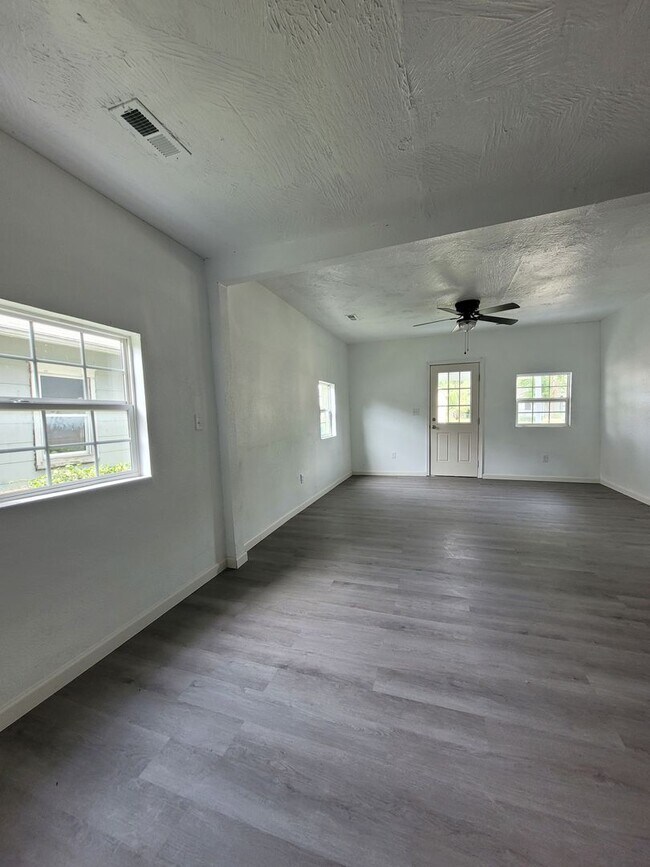 Building Photo - Cute 1 Bedroom 1 Bath house!