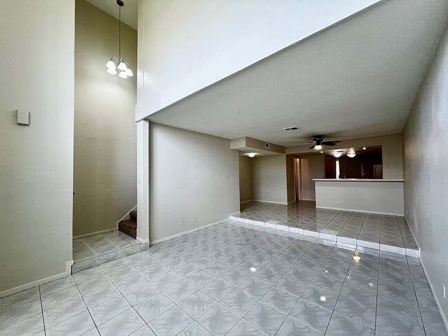Foto del edificio - TWO BEDROOM TOWNHOME WITH VAULTED CEILING AND GRAND FRONT WINDOWS