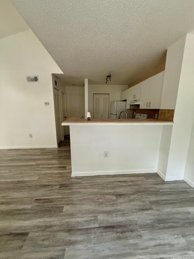 Foto del edificio - 1721 Village Blvd
