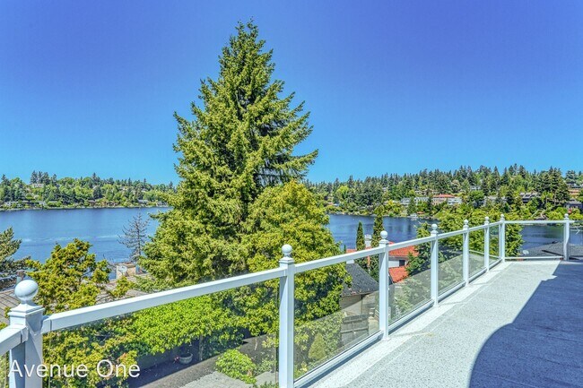 Building Photo - 3 br, 2.5 bath House - 9214 SE Shoreland Dr