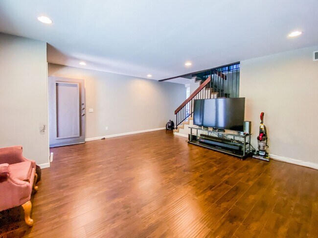 Foto del edificio - Two-Story 3 Bed, 2.5 Bath with Large Bonus...