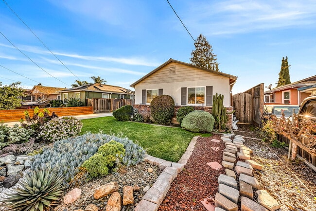 Foto del edificio - 2448 Pioneer Ave