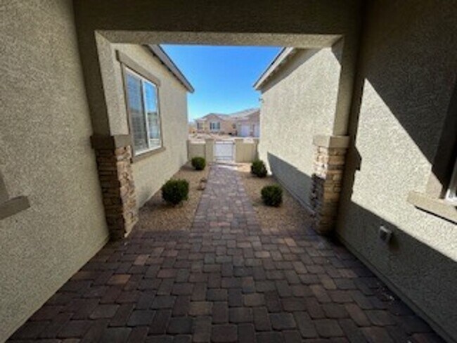 Building Photo - Stunning one-story home located in a quiet...