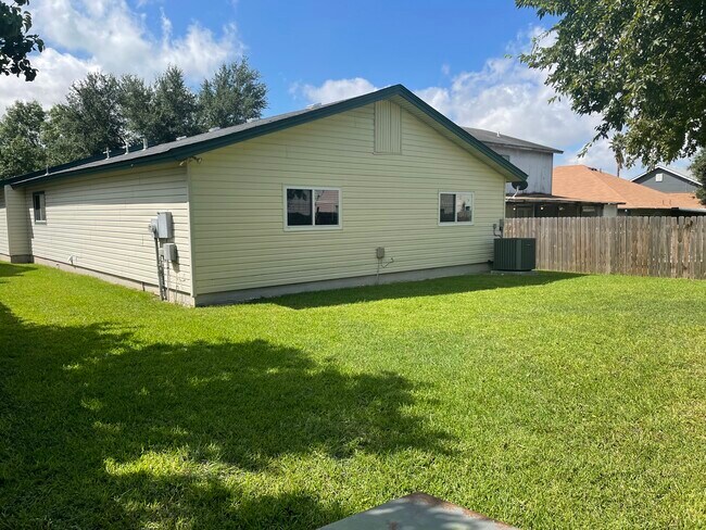 Spacious backyard with more shade trees - 8170 Bent Meadow Dr