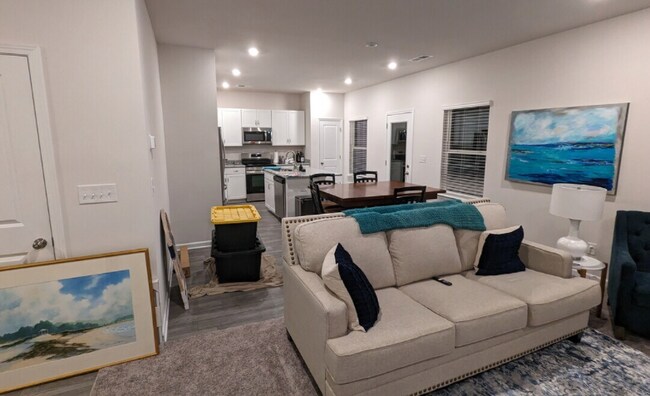 Foto del edificio - Room in House on Gala Ln
