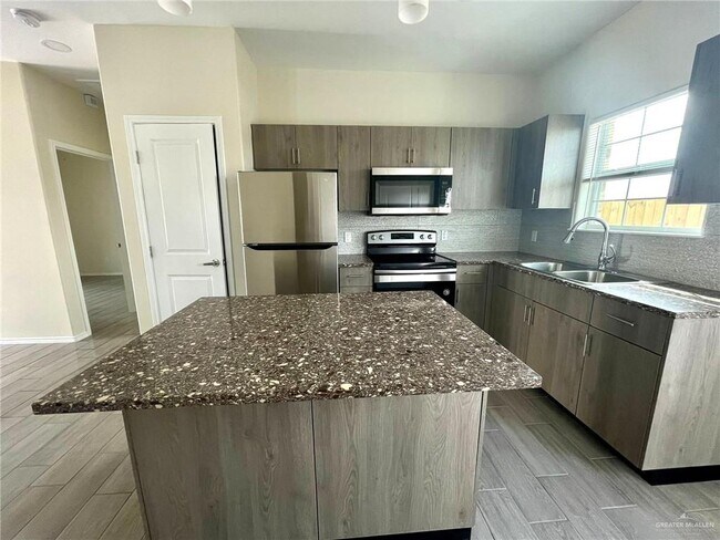 Foto del edificio - 5007 N Hiawatha Dr