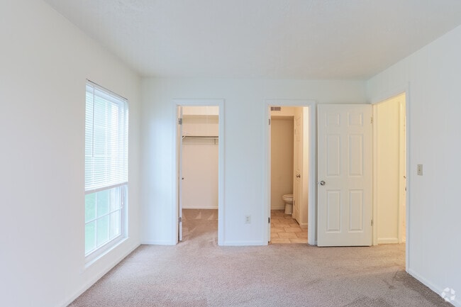 2BR, 1.5BA - 1036SF - Royal Manor Apartments