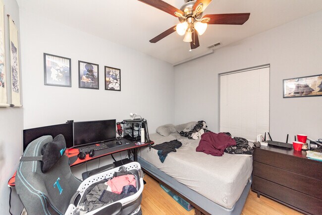 Foto del edificio - 2437 N Ashland Ave