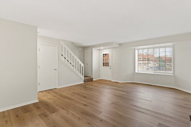 Building Photo - Upgraded 3-Bed Townhome Just Minutes from ...